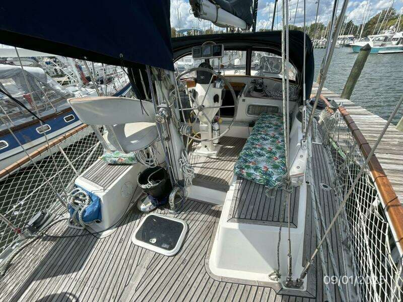 40' Nauticat aftdeck forward