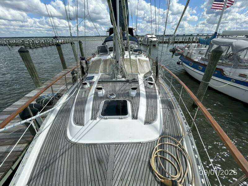 40' Nauticat foredeck aft