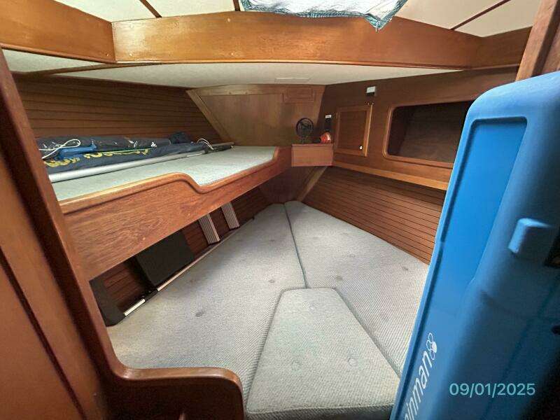 40' Nauticat guest stateroom