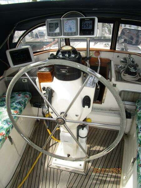 40' Nauticat cockpit helm