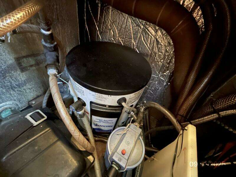 40' Nauticat water heater
