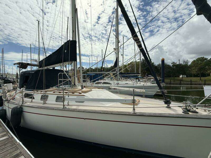 1988 Catalina Morgan 44 Center Cockpit