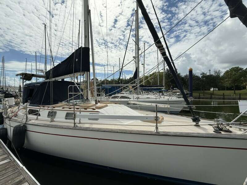 1988 Catalina Morgan 44 Center Cockpit