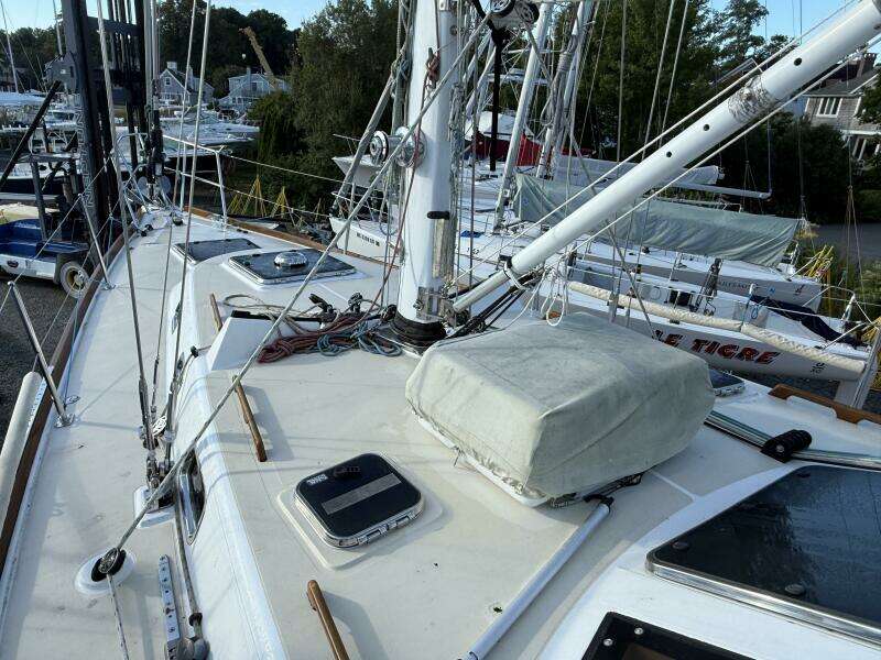 2011 Tartan 47 Glory midships deck