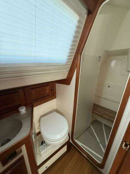 2011 Tartan 47 Glory guest head and shower