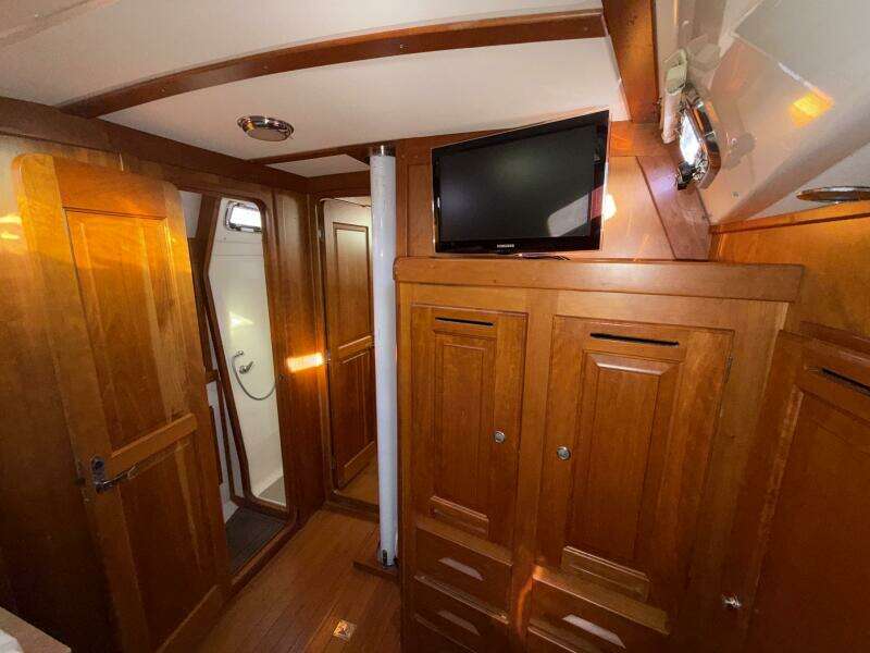 2011 Tartan 47 Glory salon monitor and guest head