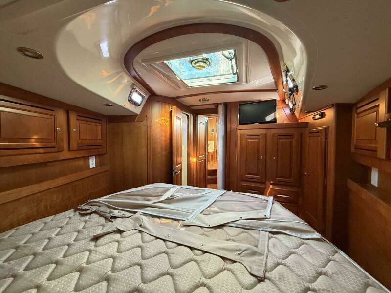 2011 Tartan 47 Glory VIP cabin