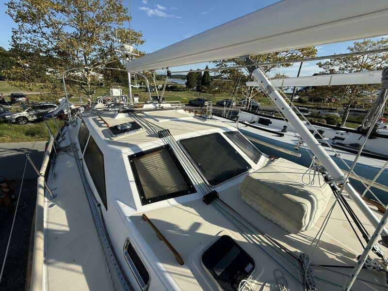 2011 Tartan 47 Glory pilothouse and deck