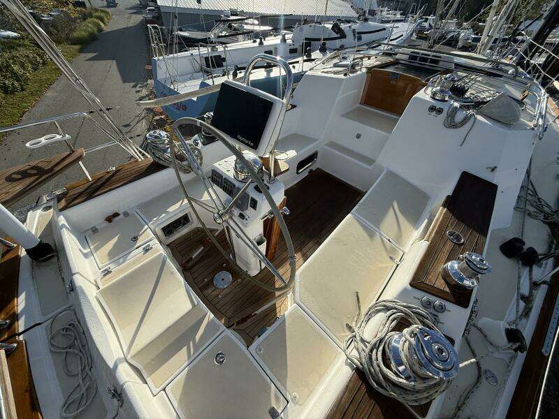 2011 Tartan 47 Glory cockpit