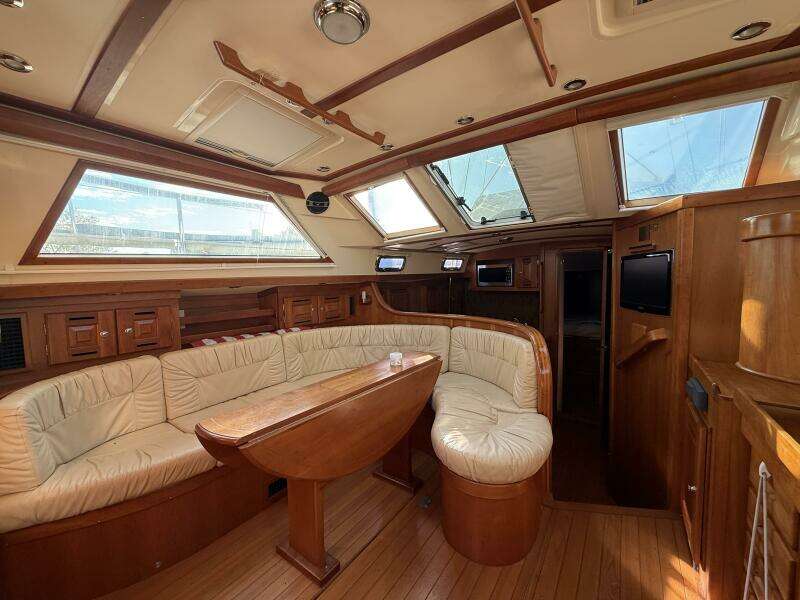 2011 Tartan 47 Glory salon hatches
