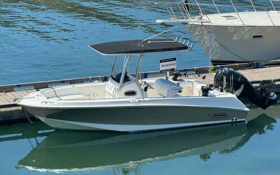 2014 Boston Whaler 220 Outrage