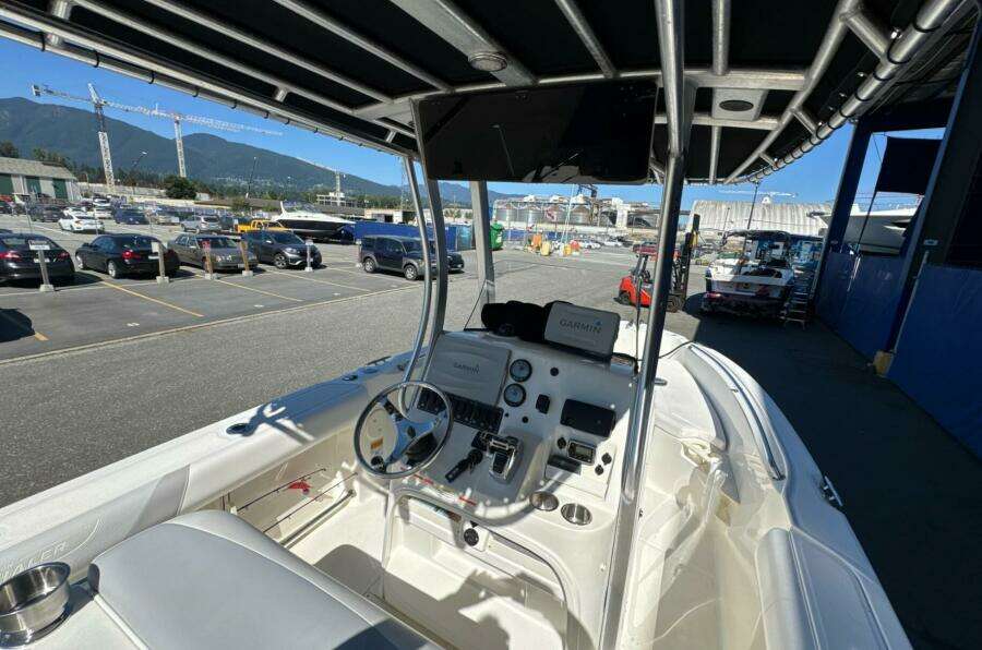 2014 Boston Whaler 220 Outrage