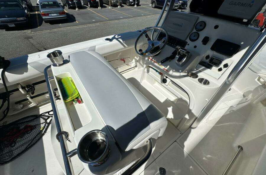 2014 Boston Whaler 220 Outrage