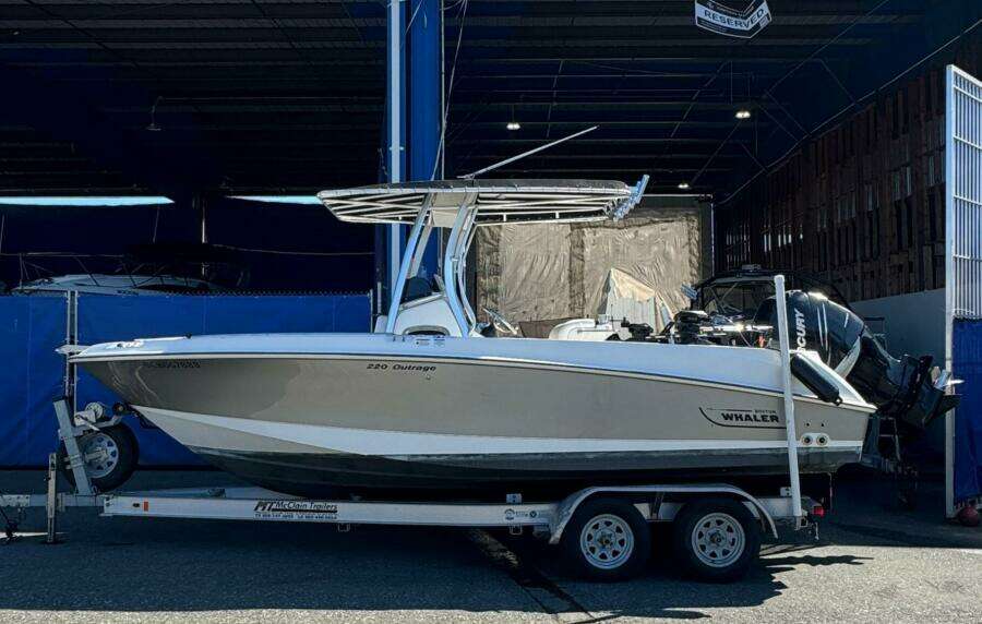 2014 Boston Whaler 220 Outrage