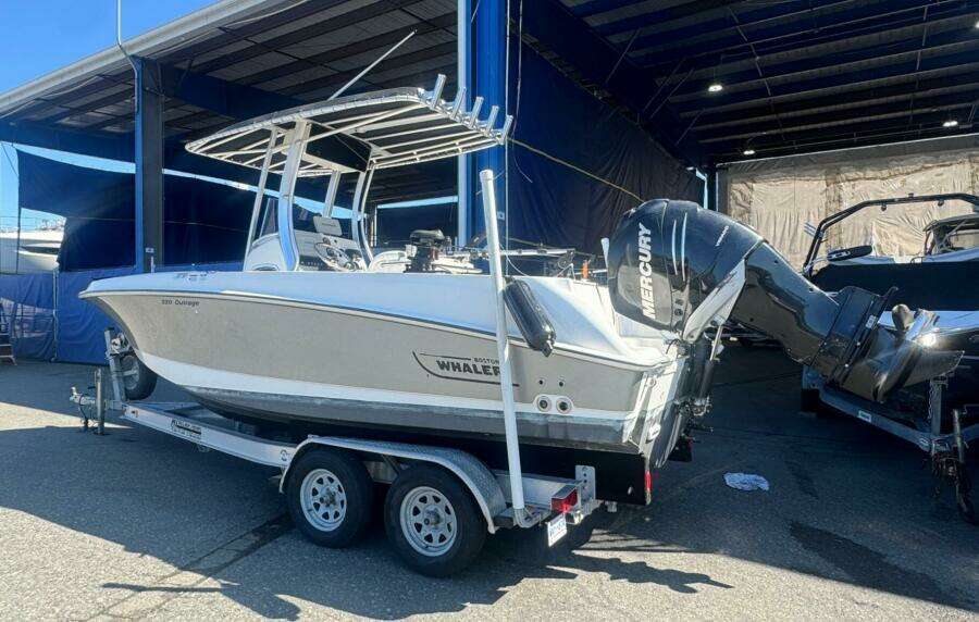 2014 Boston Whaler 220 Outrage