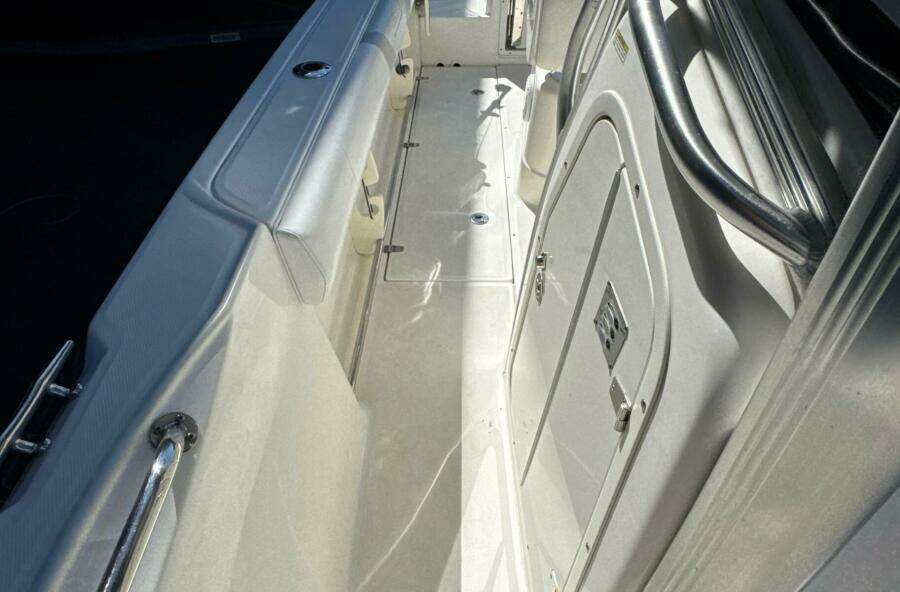 2014 Boston Whaler 220 Outrage