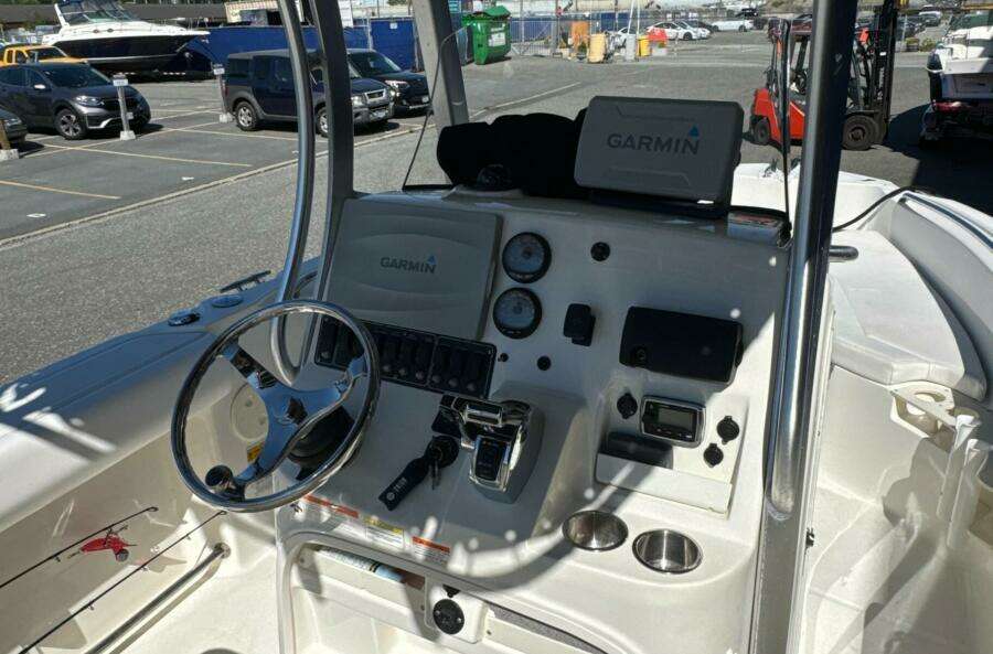 2014 Boston Whaler 220 Outrage