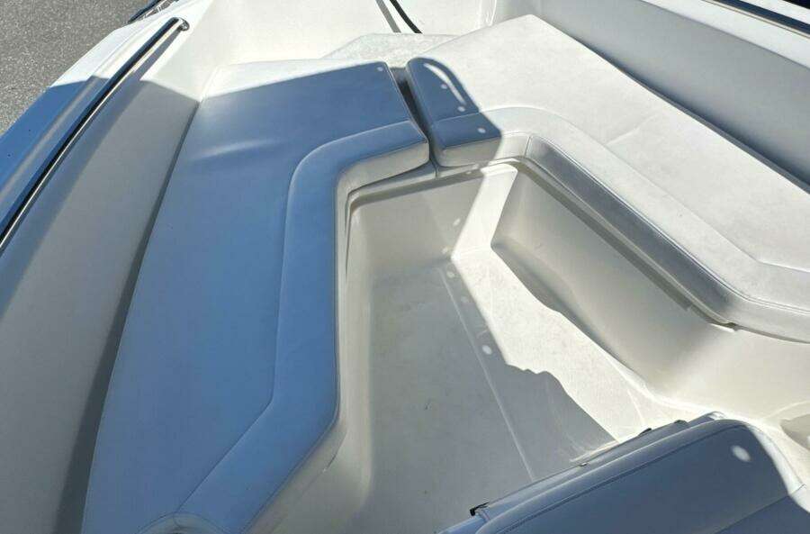 2014 Boston Whaler 220 Outrage