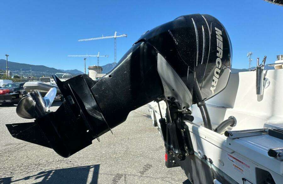 2014 Boston Whaler 220 Outrage