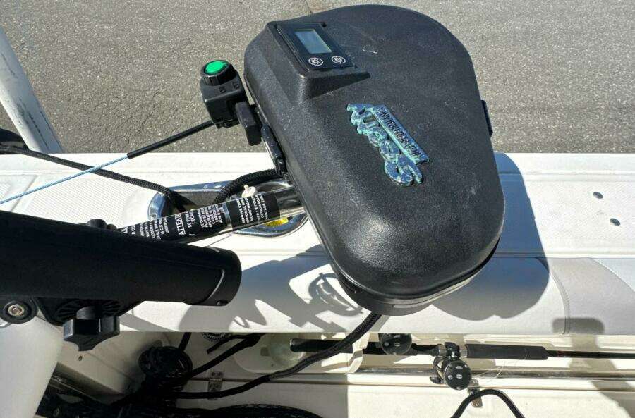 2014 Boston Whaler 220 Outrage