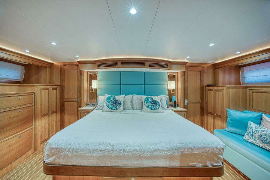 King Master Bed Looking Aft