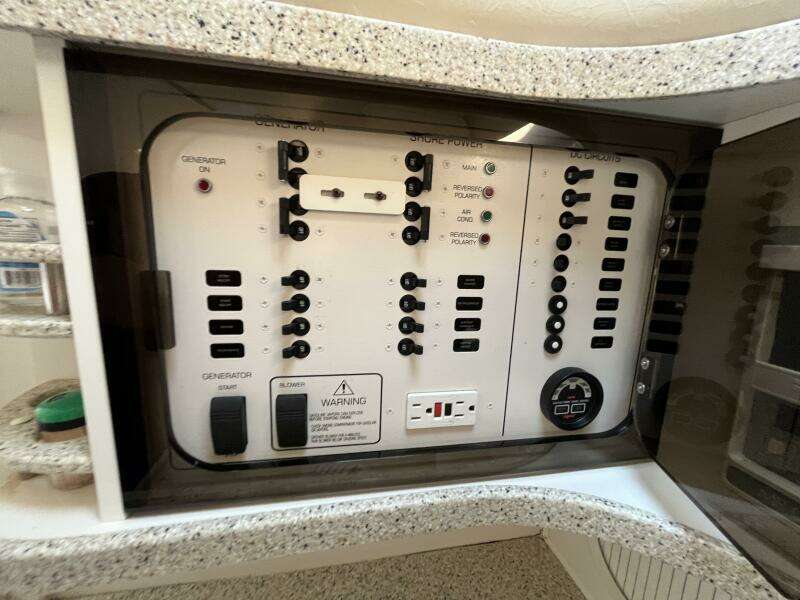 2000 Rinker Fiesta Vee 340