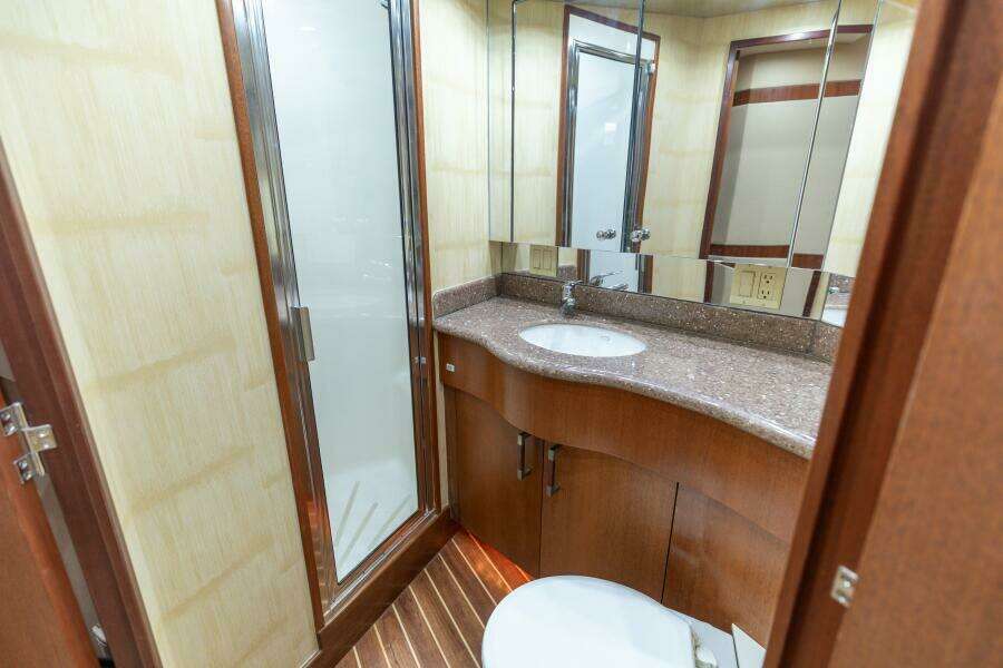 2008 Hatteras 60 Convertible  Guest Head