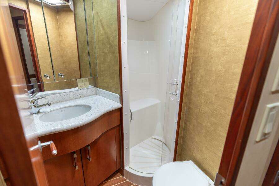 2008 Hatteras 60 Convertible  VIP Head