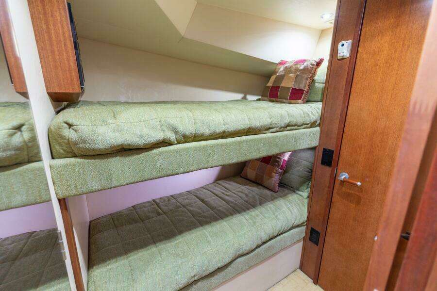 2008 Hatteras 60 Convertible  Guest Stateroom