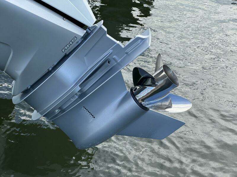 2021 Robalo 246 Cayman