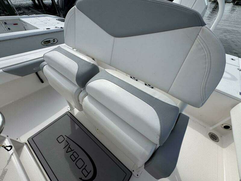 2021 Robalo 246 Cayman