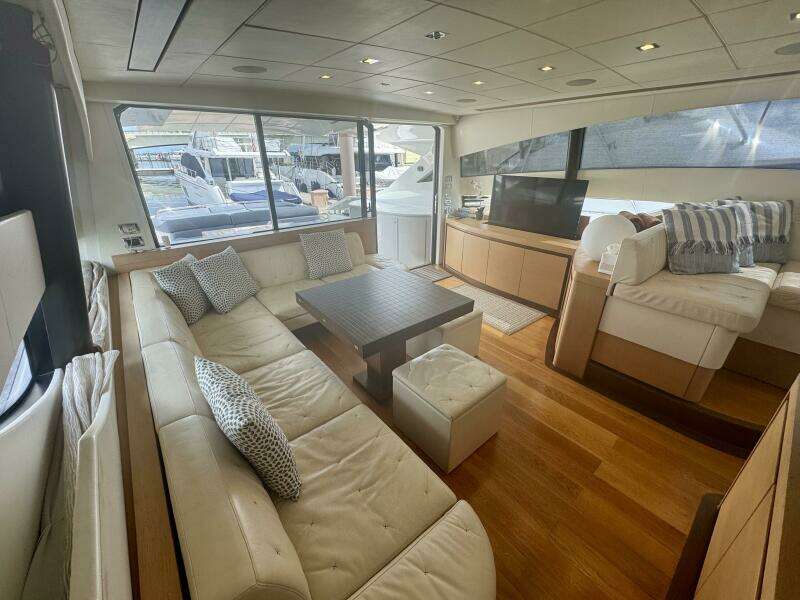 Pershing 72 Uptown Girl- Salon