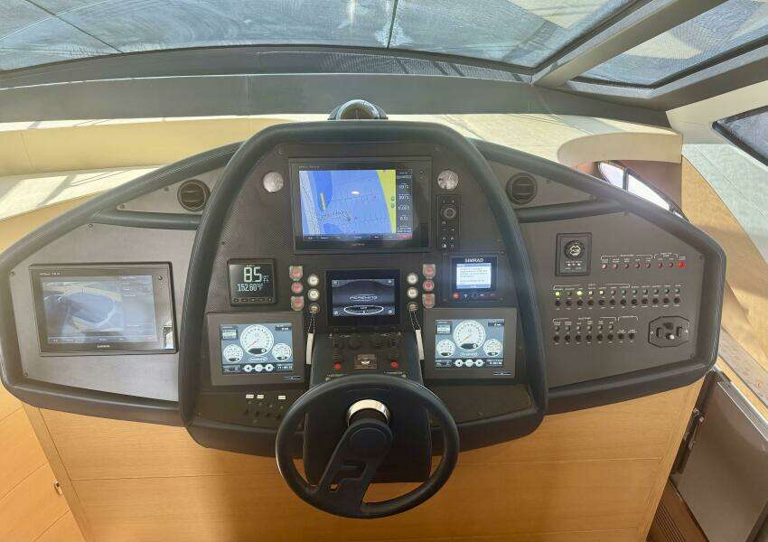 Pershing 72 Uptown Girl- Helm