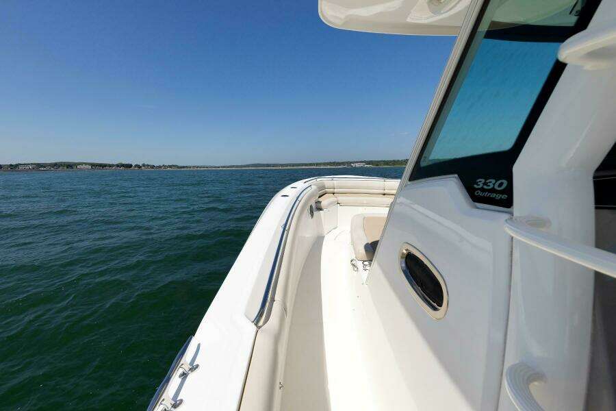 2016 Boston Whaler 330 Outrage