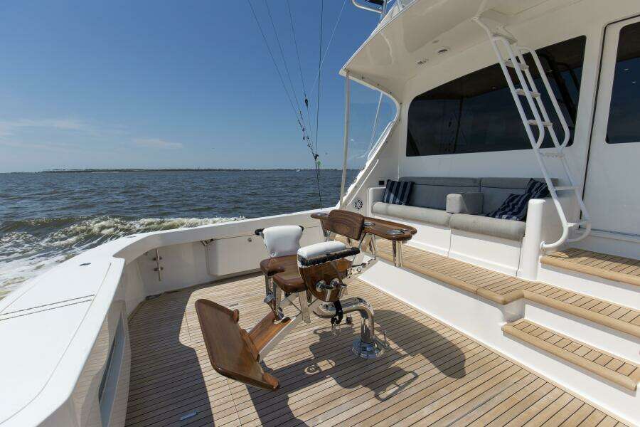 2007 64 Viking Enclosed Bridge Reel Blues Rear Deck (5)