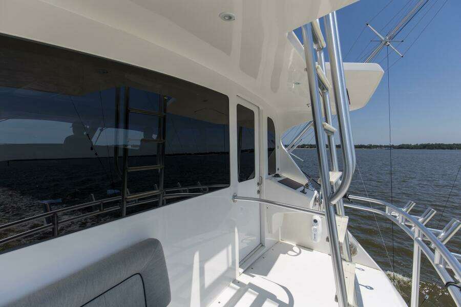 2007 64 Viking Enclosed Bridge Reel Blues Bridge Mezzanine (1)