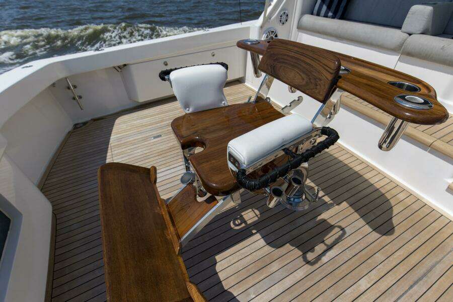 2007 64 Viking Enclosed Bridge Reel Blues Rear Deck (2)