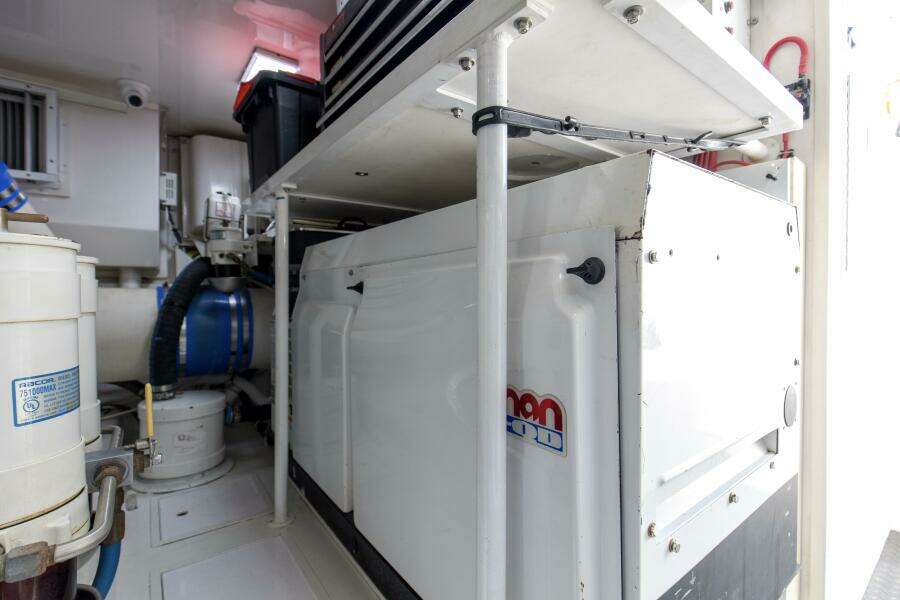 2007 64 Viking Enclosed Bridge Reel Blues Engine Room (4)