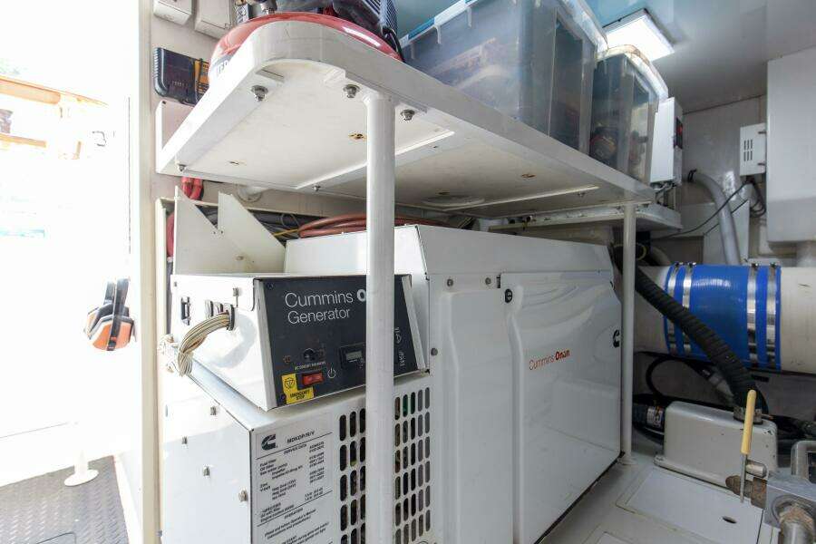 2007 64 Viking Enclosed Bridge Reel Blues Engine Room (3)