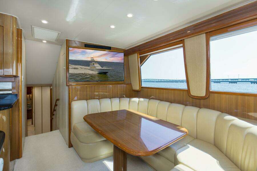 2007 64 Viking Enclosed Bridge Reel Blues Salon (1)