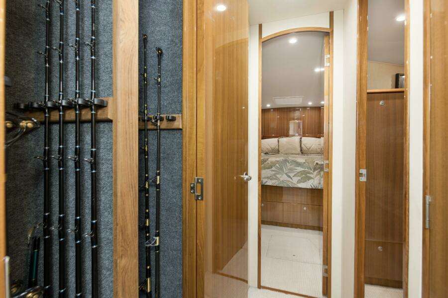 2007 64 Viking Enclosed Bridge Reel Blues Hallway (4)