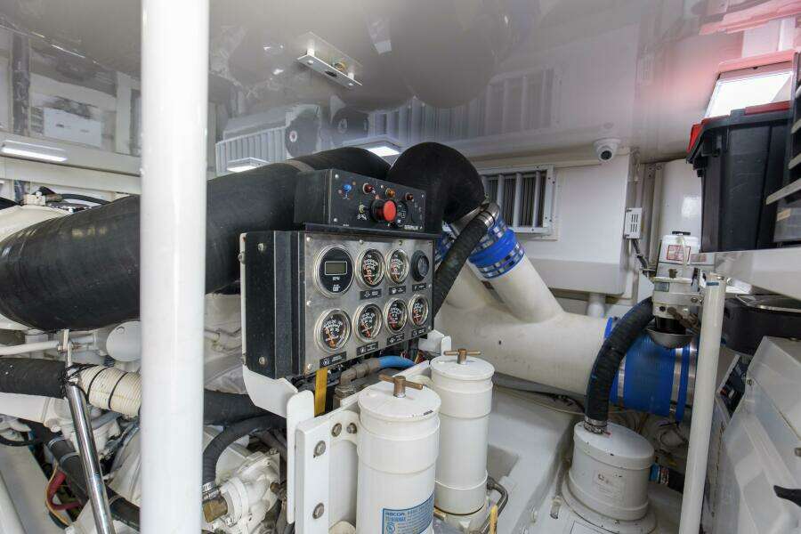 2007 64 Viking Enclosed Bridge Reel Blues Engine Room (2)