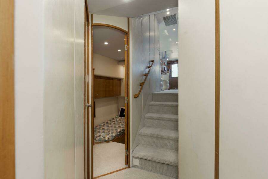 2007 64 Viking Enclosed Bridge Reel Blues Hallway (1)