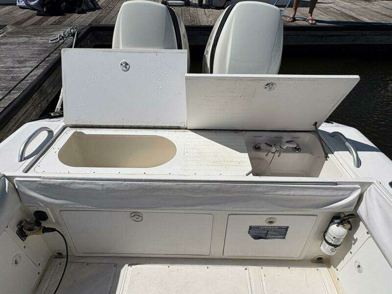 1998 Dakota 320 Open Fisherman