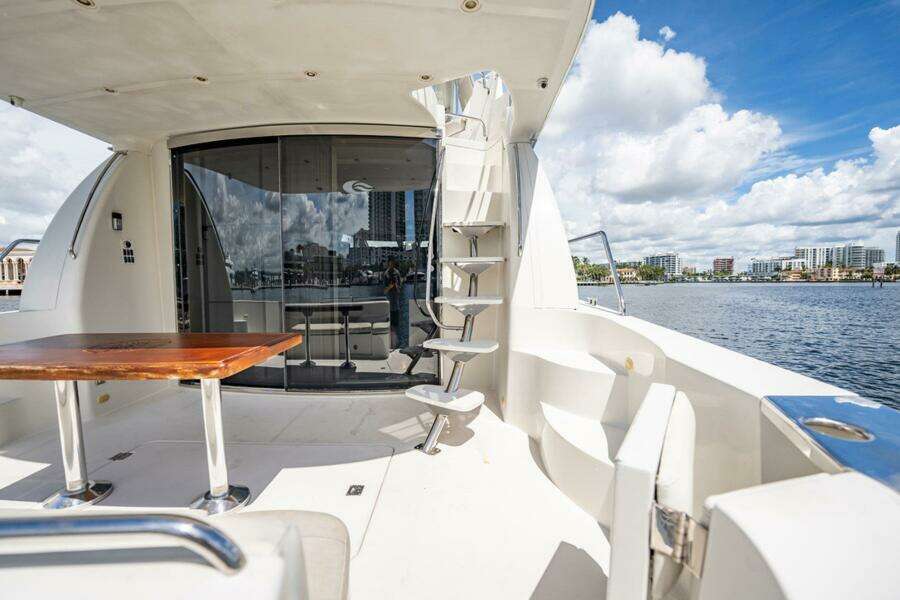 2005 Carver 56 Voyager