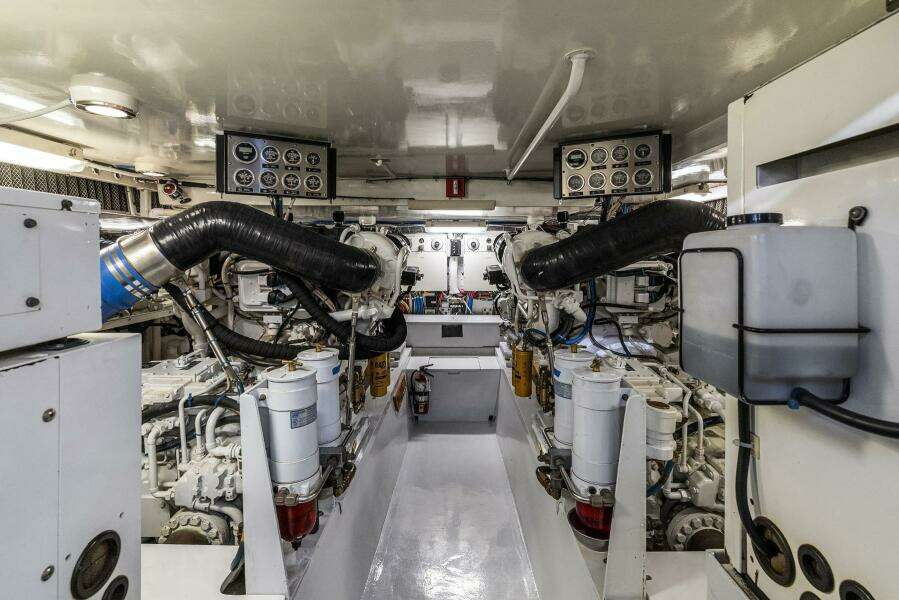 2001 Hatteras Cockpit Motoryacht