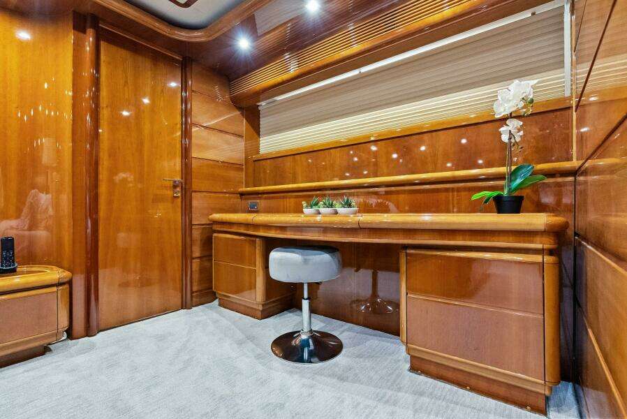 2004 Ferretti 94 Motor Yacht
