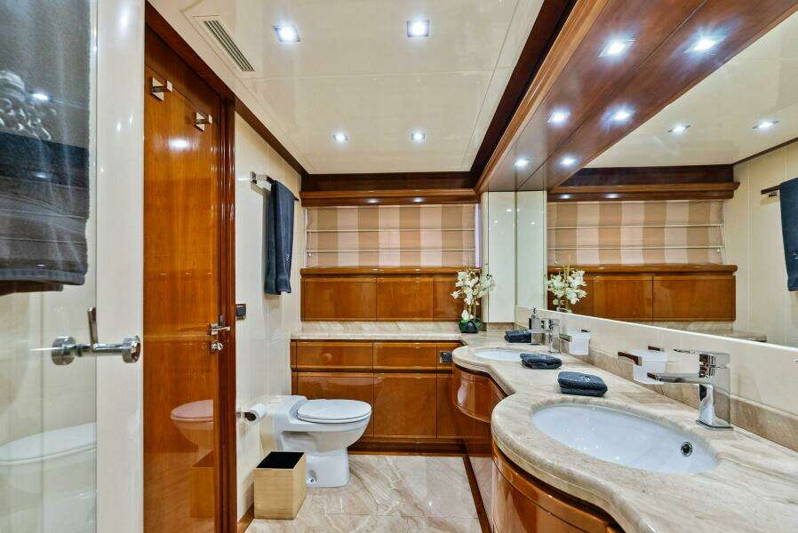 2004 Ferretti 94 Motor Yacht