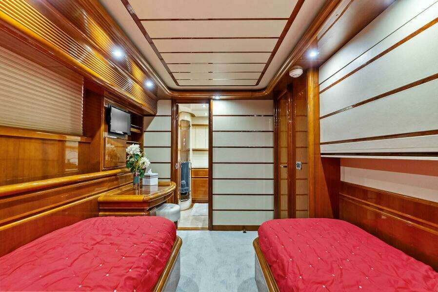 2004 Ferretti 94 Motor Yacht