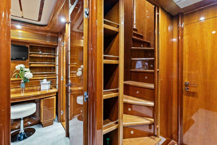 2004 Ferretti 94 Motor Yacht